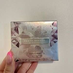 Fenty Beauty highlighter - Diamond Bomb All-Over Diamond Veil
